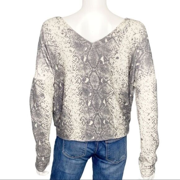 Wildfox NEW Daphne Python Stripe Snake Print Gray White V Neck Sweater Size L - Picture 4 of 6